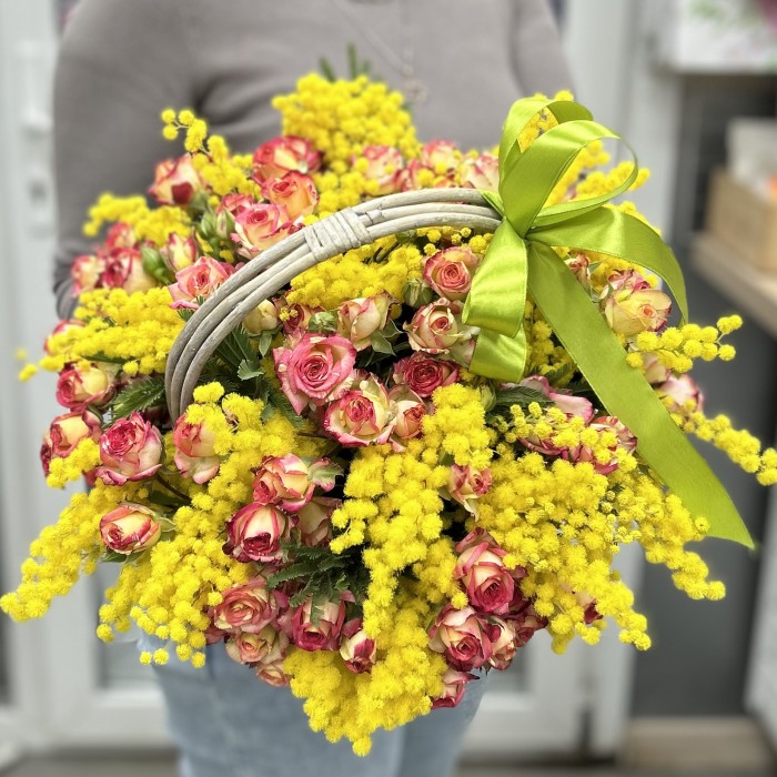 Ароматная мимоза с кустовыми розами в корзине